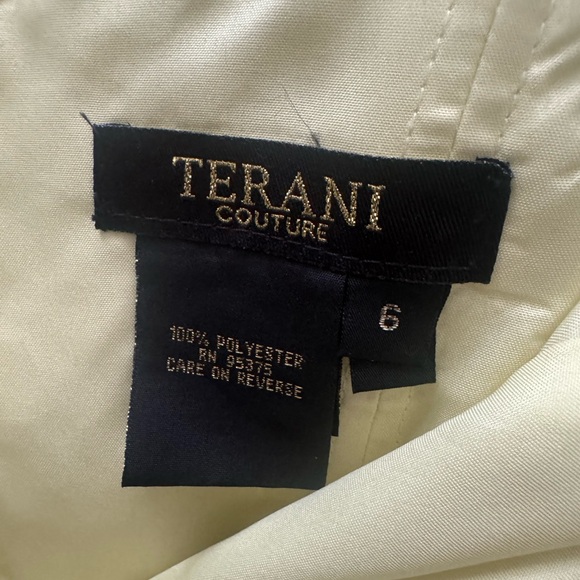 Adorable party/grad dress - Picture 2 of 9